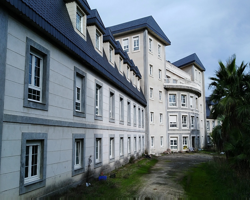 Edificio en construcción paralizada en  Mombeltrán