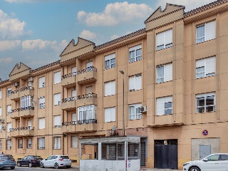 Piso con anejos en Av Reyes Católicos 48