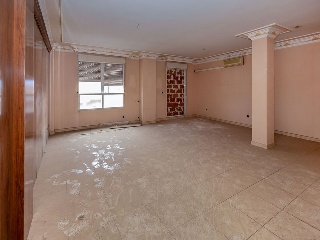 Piso con anejos en Av Reyes Católicos 49