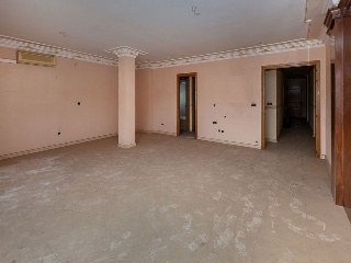 Piso con anejos en Av Reyes Católicos 50