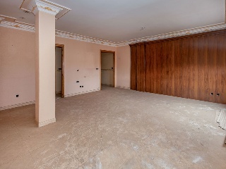 Piso con anejos en Av Reyes Católicos 51