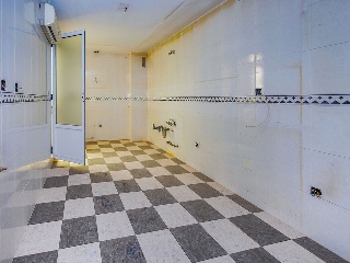 Piso con anejos en Av Reyes Católicos 53