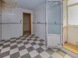 Piso con anejos en Av Reyes Católicos 54