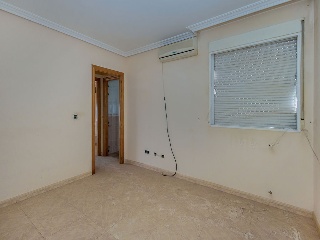 Piso con anejos en Av Reyes Católicos 55