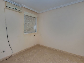 Piso con anejos en Av Reyes Católicos 56