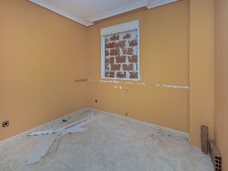 Piso con anejos en Av Reyes Católicos 57