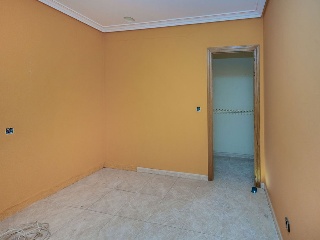 Piso con anejos en Av Reyes Católicos 58