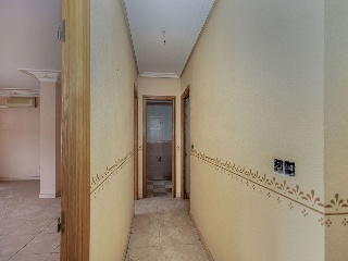 Piso con anejos en Av Reyes Católicos 61