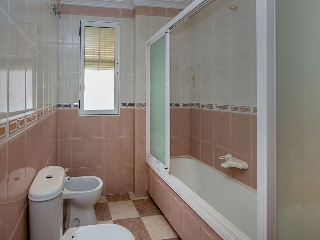 Piso con anejos en Av Reyes Católicos 64