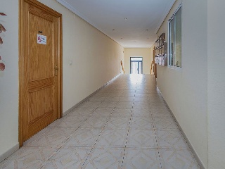 Piso con anejos en Av Reyes Católicos 68