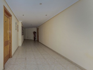 Piso con anejos en Av Reyes Católicos 70