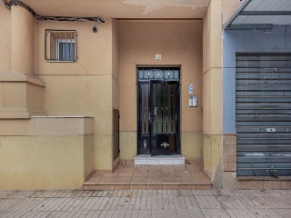 Piso con anejos en Av Reyes Católicos 71