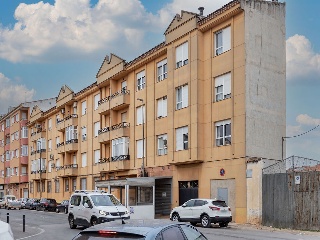 Piso con anejos en Av Reyes Católicos 72