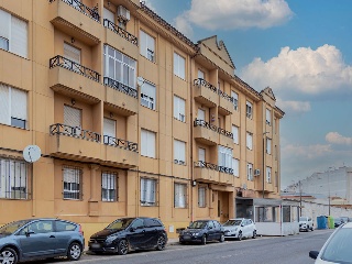 Piso con anejos en Av Reyes Católicos 73