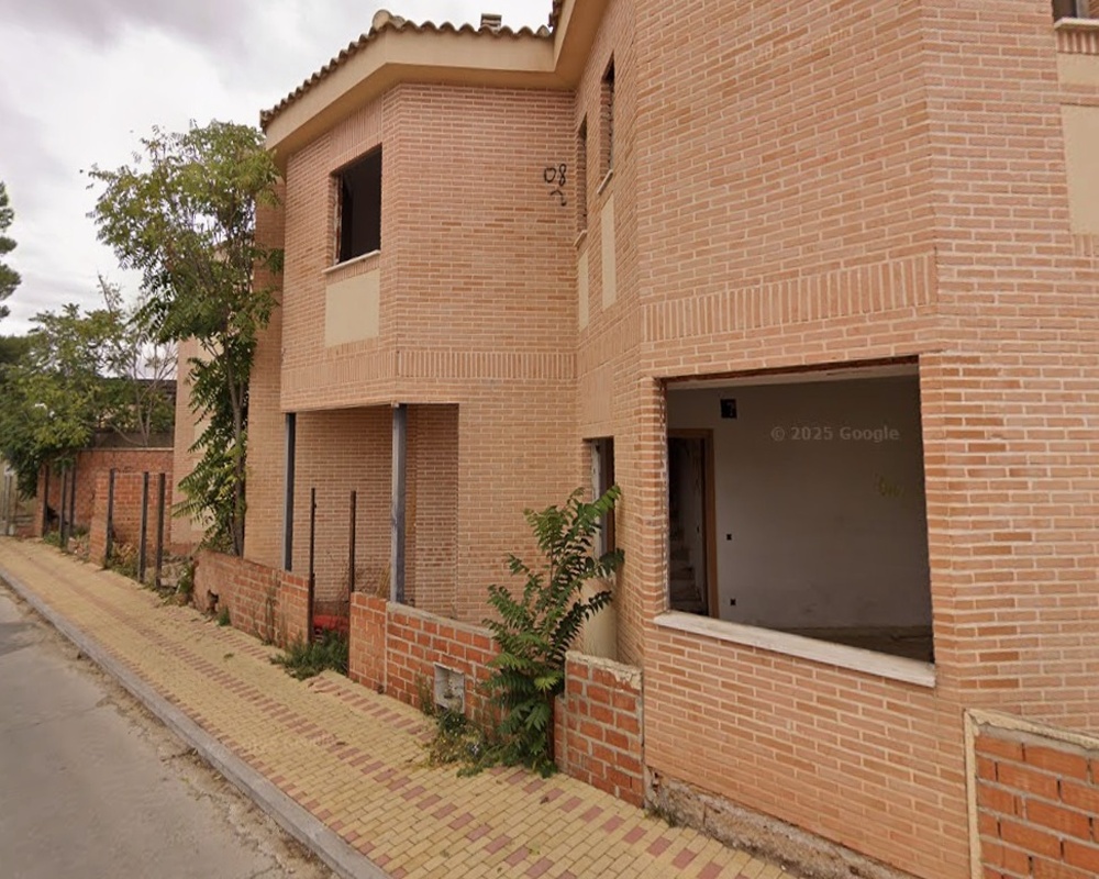Promoción de adosados en construcción en C/ Noblejas, Dosbarrios (Toledo)