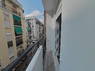 Piso en C/ Los Leones, Valencia 32