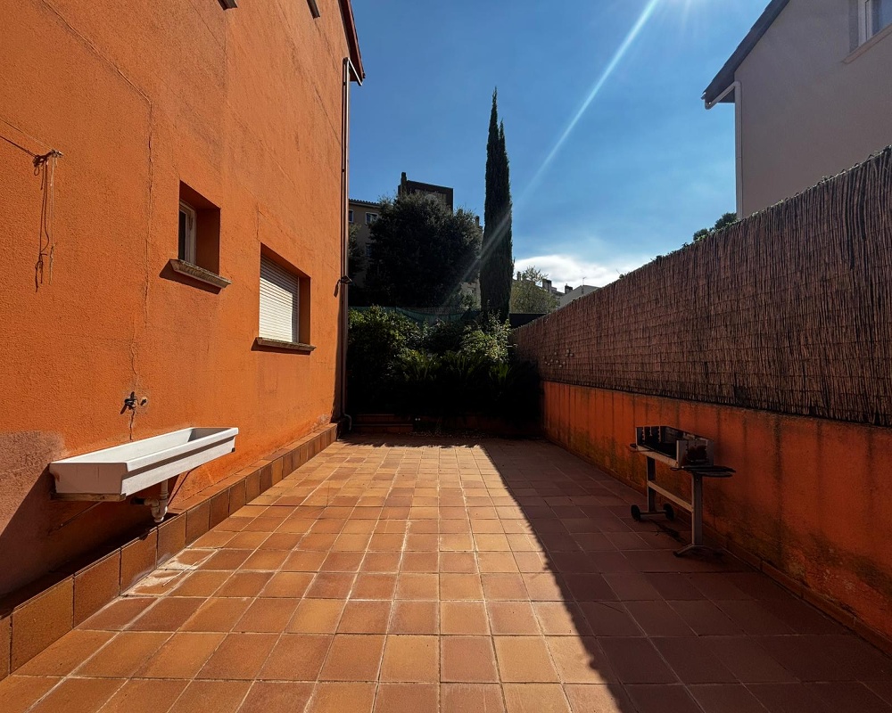 Venta de vivienda unifamiliar en zona de Montjuic (Girona)