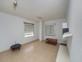 Piso con anejos en C/ Charamita 3