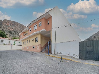 Piso con anejos en C/ Charamita 18