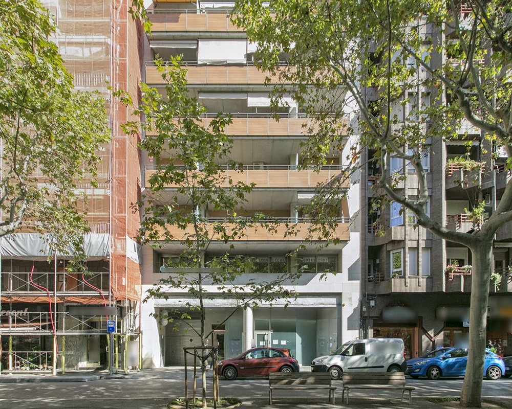 Local y garajes en Ps Pere III - Manresa - Barcelona