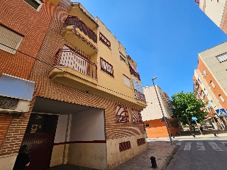 Piso con garaje en C/ Pintor Jose Coll 3