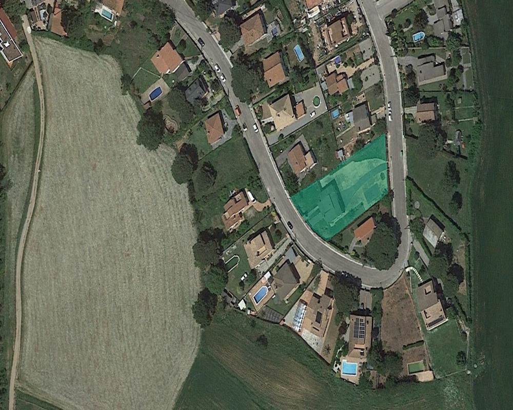 Terreno con edificación en Av LLinars