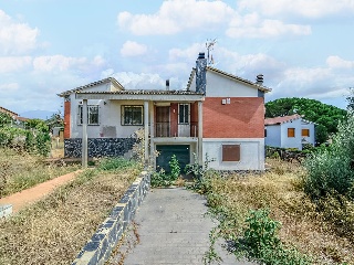 Terreno con edificación en Av LLinars 4