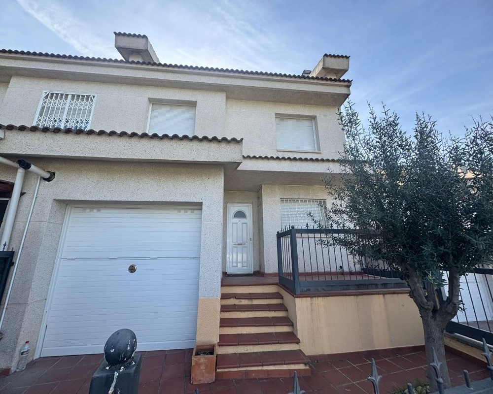 Vivienda adosada en C/ Can Roca