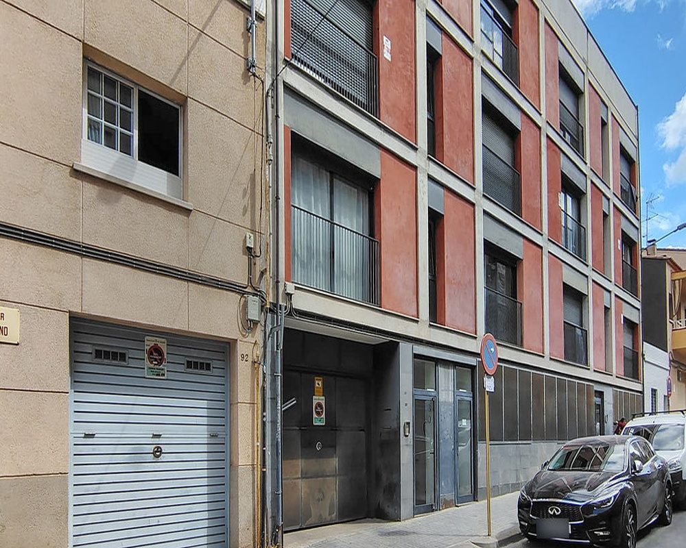 Pisos y garajes en C/ d´Elcano, Sabadell (Barcelona)
