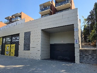 Local y garajes en Av de Clota 9