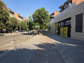 Local y garajes en Av de Clota 10