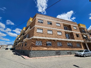 Piso con anejos en C/ Sierra del lugar 2