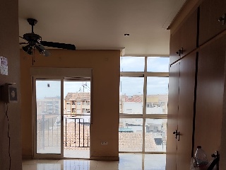 Piso con anejos en C/ Poeta Vicente Medina 2