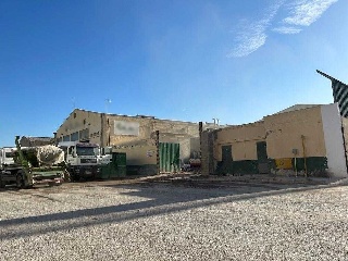 Nave en C/ Teresa de Calcuta 4