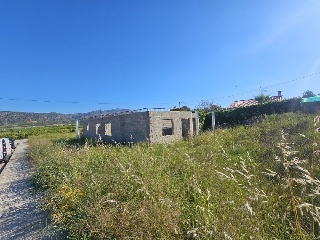 Chalet aislado en construcción detenida en Urb el Puntal 5