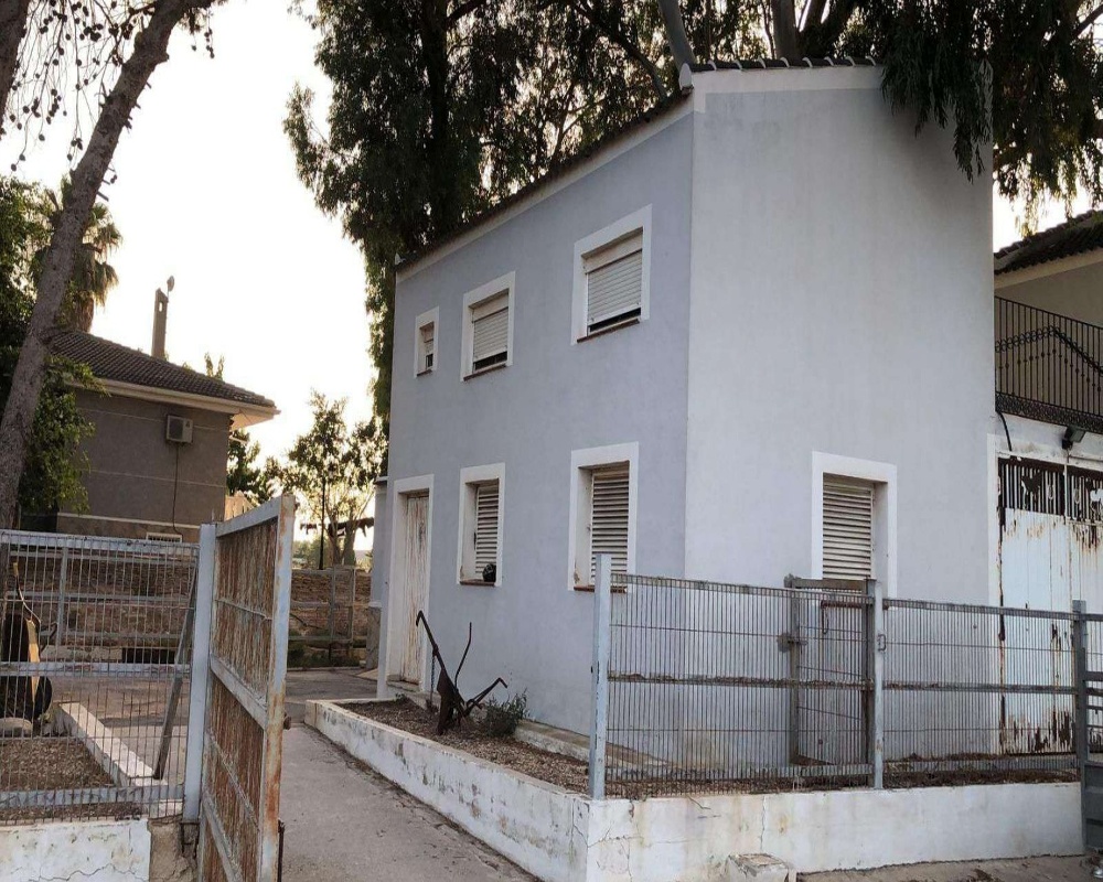 Suelo rústico con vivienda en Dolores