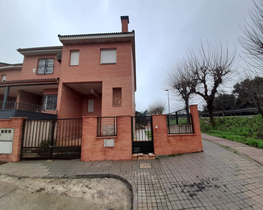 Casa adosada en C/ Cercado Rosario, Chapinería (Madrid)