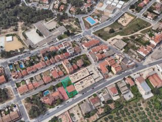 Solar con vivienda en Av Bofarull 3